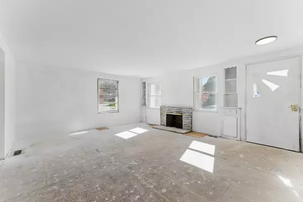 Westfield, MA 01085,16 Locust St