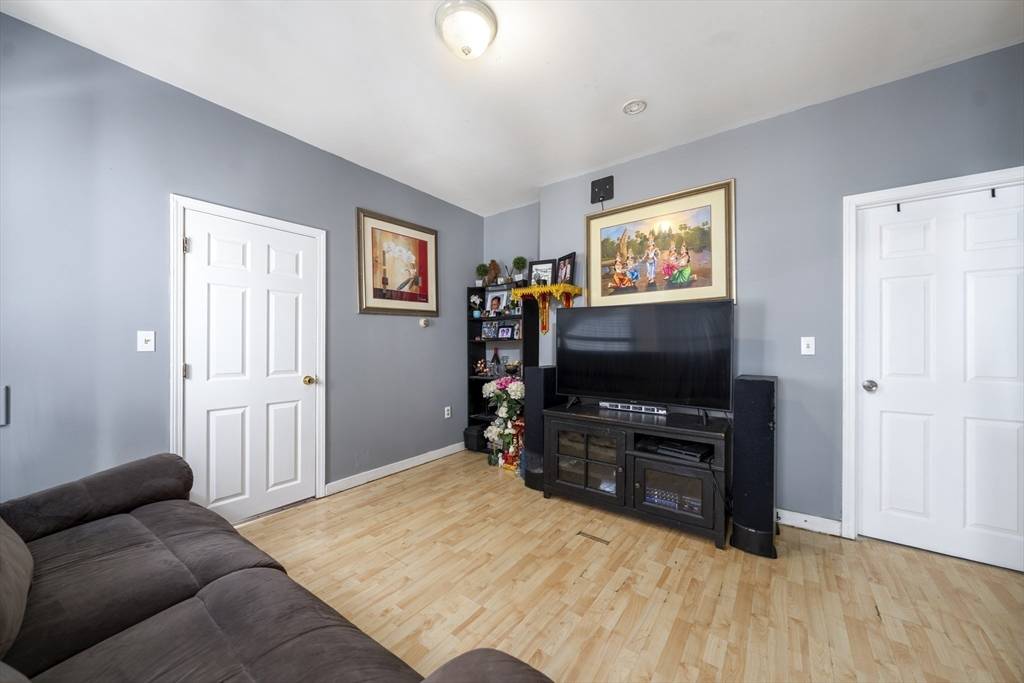 Lowell, MA 01851,31-33 Shaw St