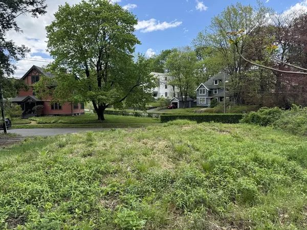 Greenfield, MA 01301,2 Orchard St