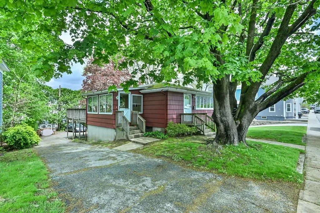 Webster, MA 01570,4 Elm St