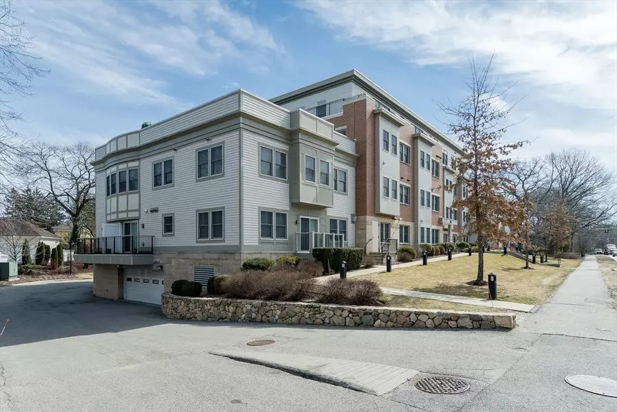 321 Hammond Pond Pkwy #U301, Brookline, MA 02467