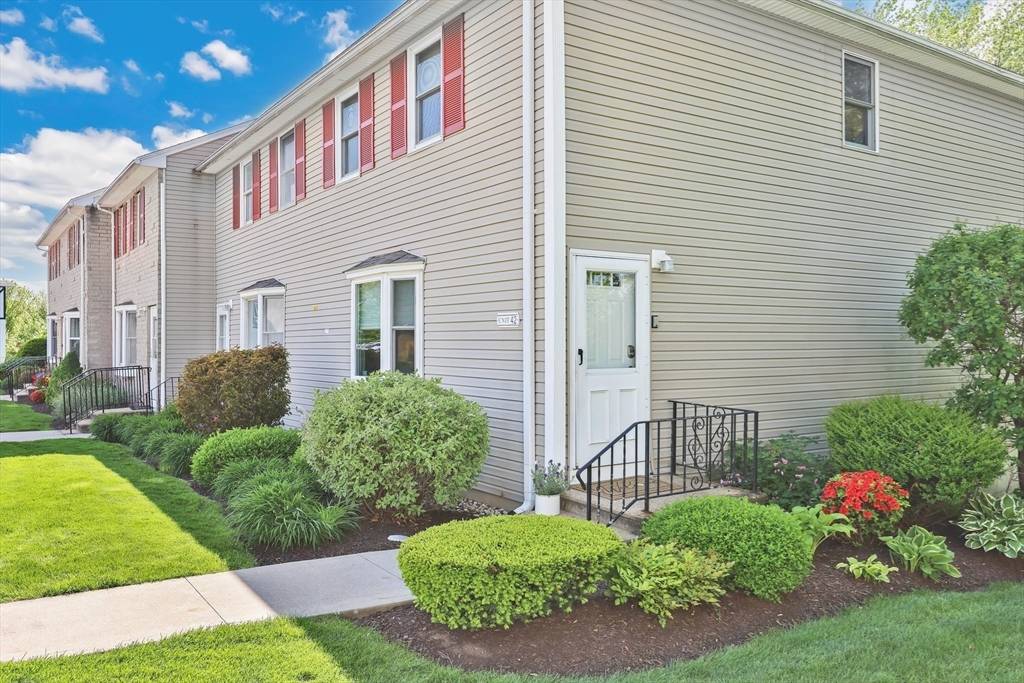 200 Lambert Ter #42, Chicopee, MA 01020