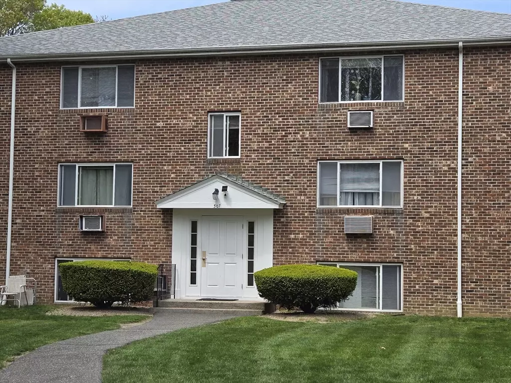 Barnstable, MA 02601,307 W Main St #7