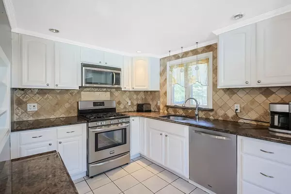 Bourne, MA 02532,9 Marilyn Rd