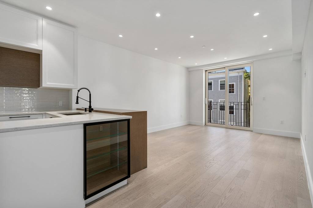 Brookline, MA 02445,69 Walnut St #2