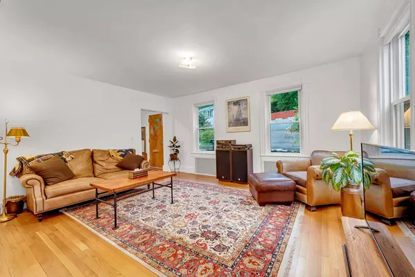 Amesbury, MA 01913,9 Monroe St