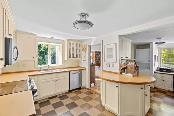 Cohasset, MA 02025,90 Beechwood St