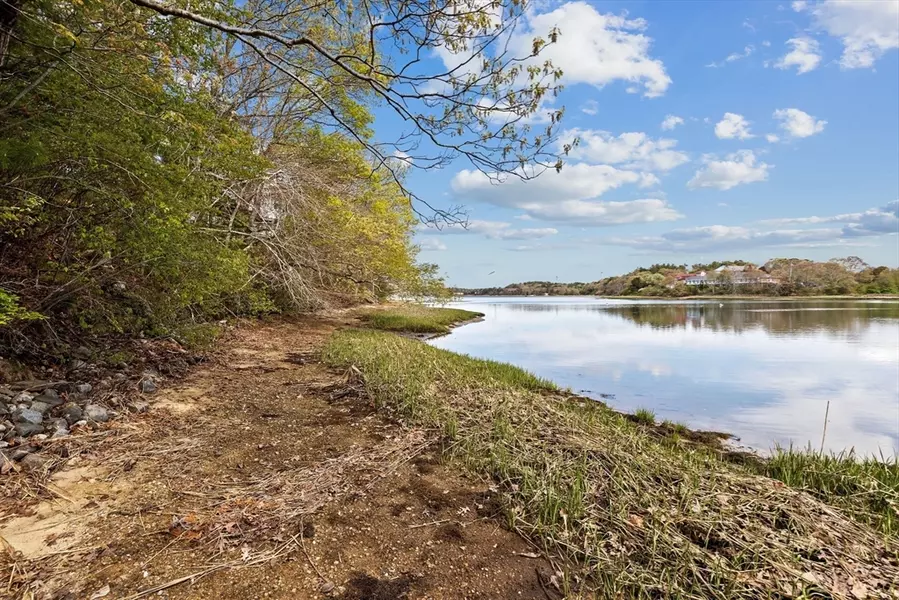 10 Quamhassett Road, Bourne, MA 02532