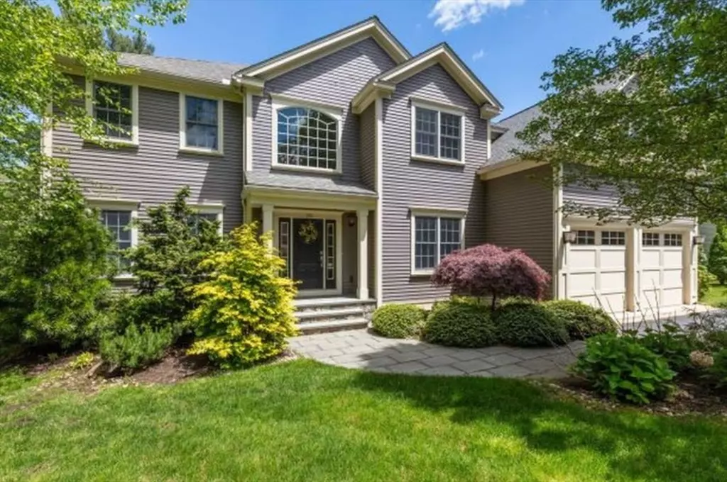 Wellesley, MA 02481,28 Burke Ln