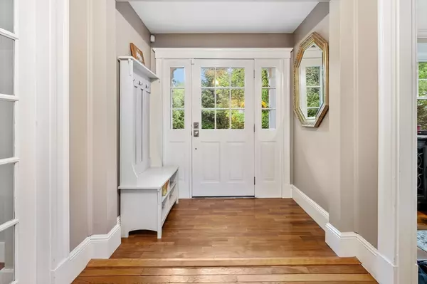 Concord, MA 01742,212 Hawthorne Lane