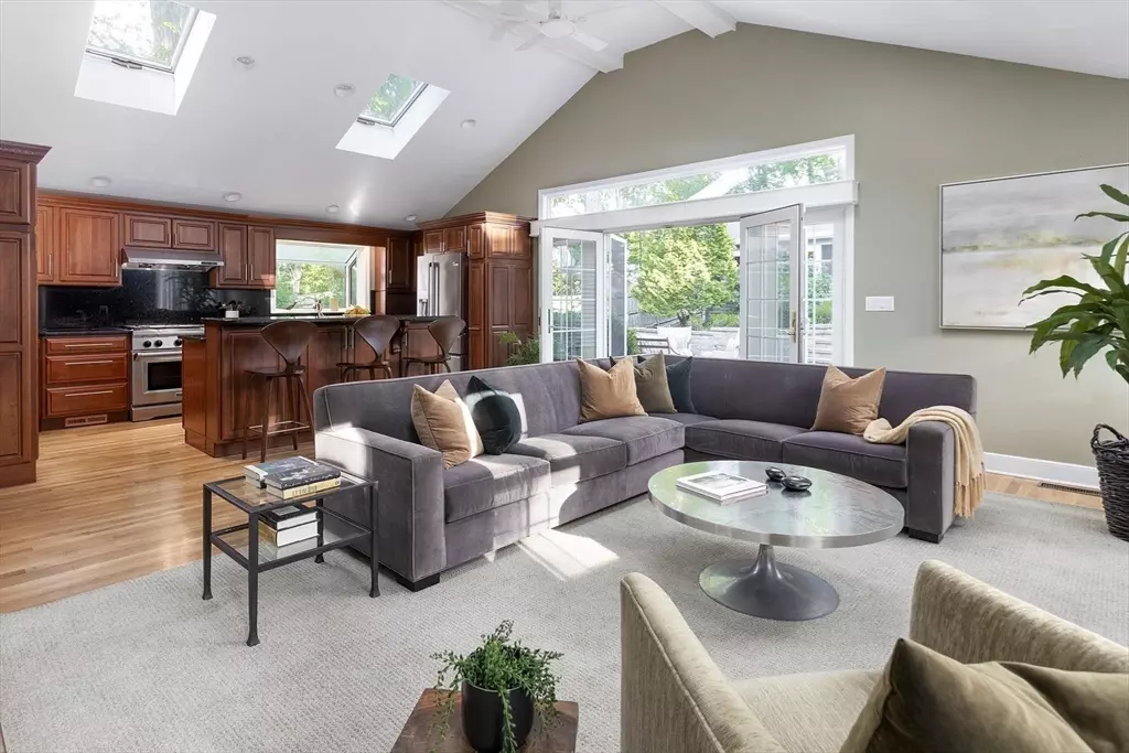 Newton, MA 02464,27 Roundwood Rd