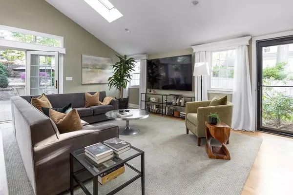 Newton, MA 02464,27 Roundwood Rd