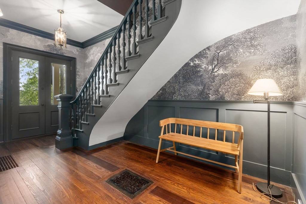 Wellesley, MA 02481,7 Crescent Street