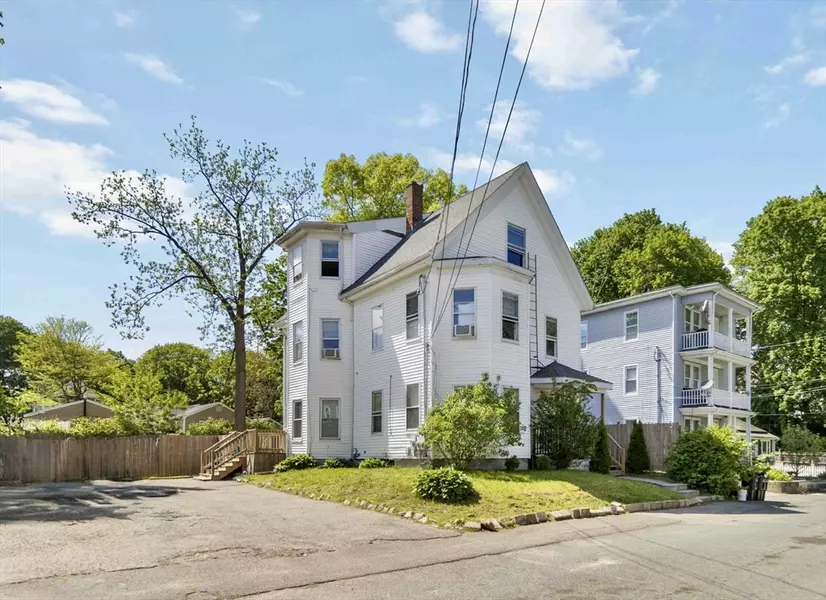 12 Connecticut Pl, Brockton, MA 02301