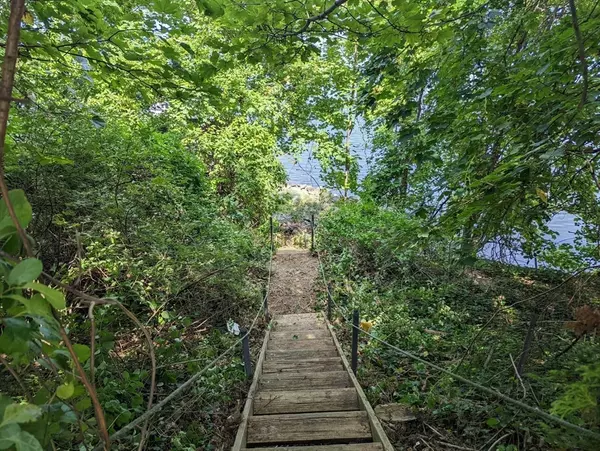 Barrington, RI 02806,351 County Rd