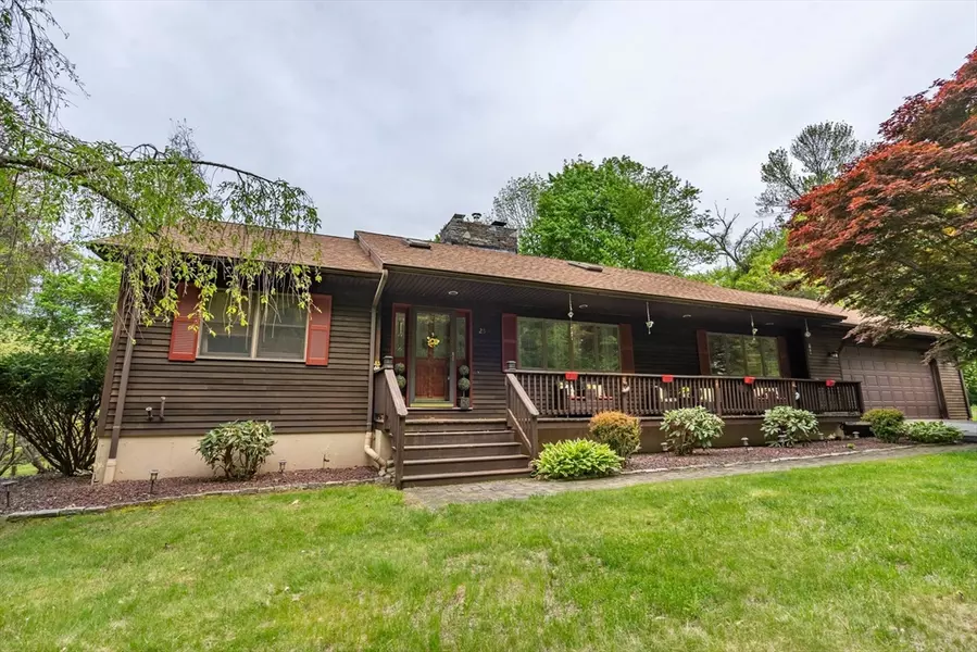 25 Grandview Dr, Southbridge, MA 01550