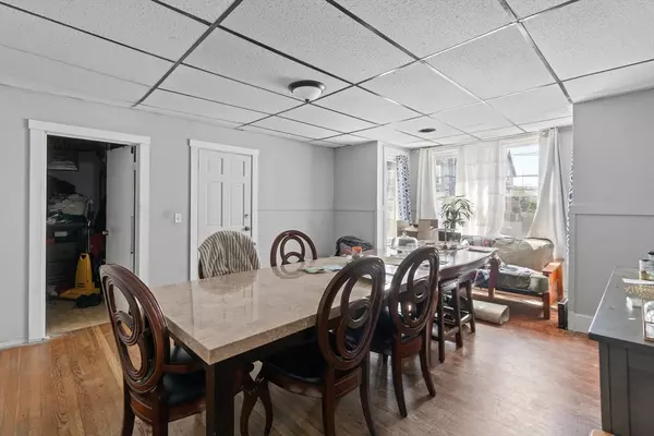 Fall River, MA 02721,916-922 Rodman St
