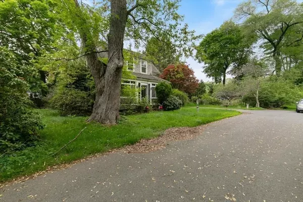 Hamilton, MA 01982,42 Maple Street