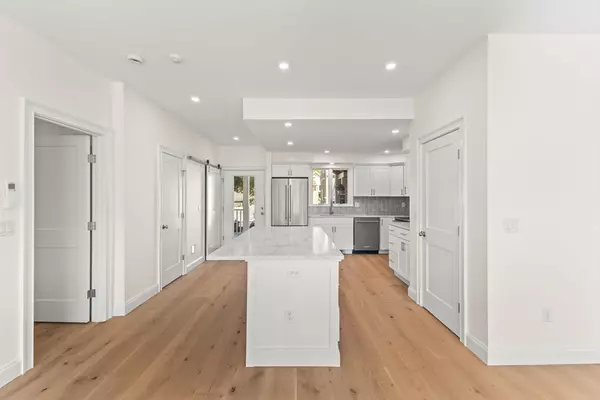 Falmouth, MA 02540,354 Gifford St #2