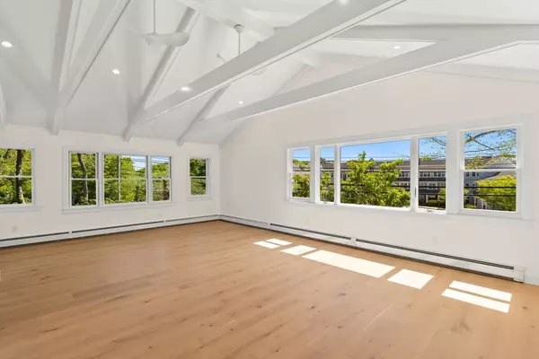 Falmouth, MA 02540,354 Gifford St #5