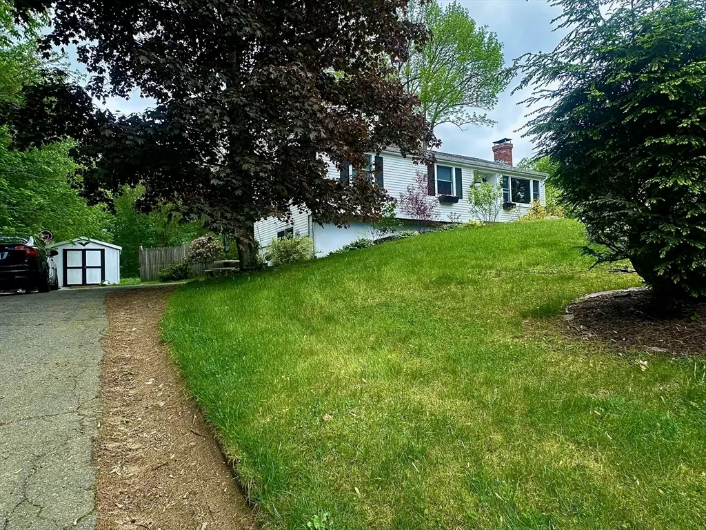 Charlton, MA 01507,7 Priscilla Ln.
