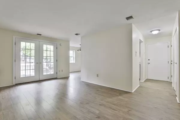 Nashua, NH 03060,1 Louisburg Sq #5