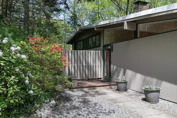 Lexington, MA 02420,8 Dewey Rd