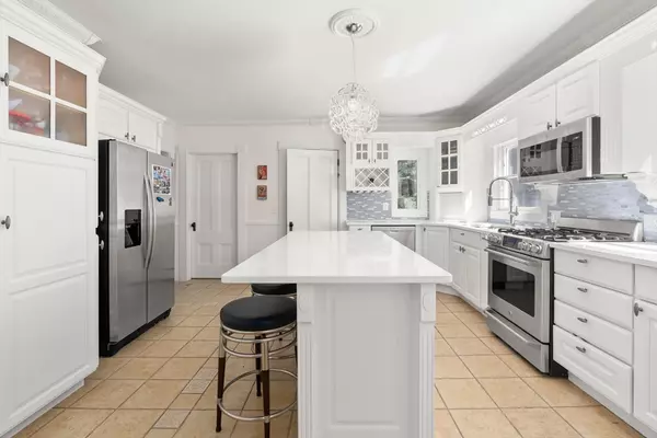 Wellesley, MA 02482,68 Linden Street #68