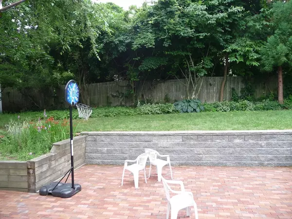 Newton, MA 02465,12 Inis Cir