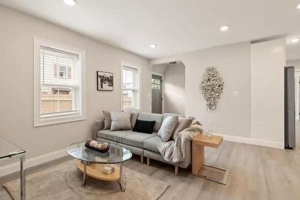 Salem, MA 01970,17 Webb St #1