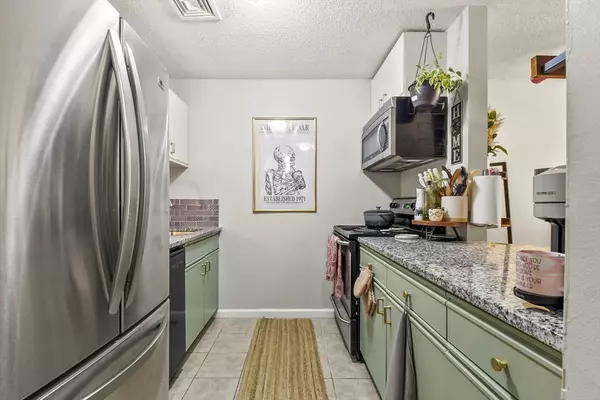 Taunton, MA 02780,450 Somerset Avenue #6-9