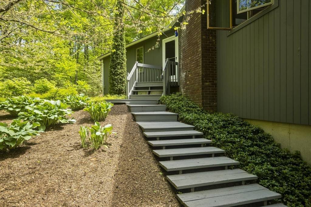 Northampton, MA 01062,21 Birch Ln