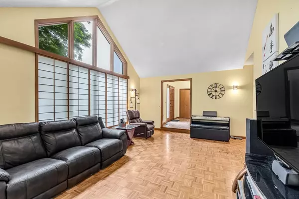 Longmeadow, MA 01106,236 Williamsburg Dr