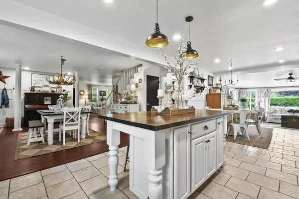 Acushnet, MA 02743,581 Middle Rd