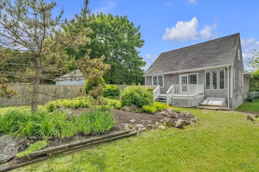57 Center St, Dartmouth, MA 02748
