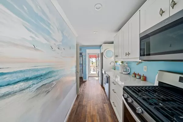 Hull, MA 02045,12 Moreland Ave