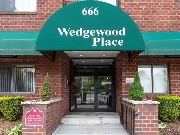 666 Main St #206, Winchester, MA 01890