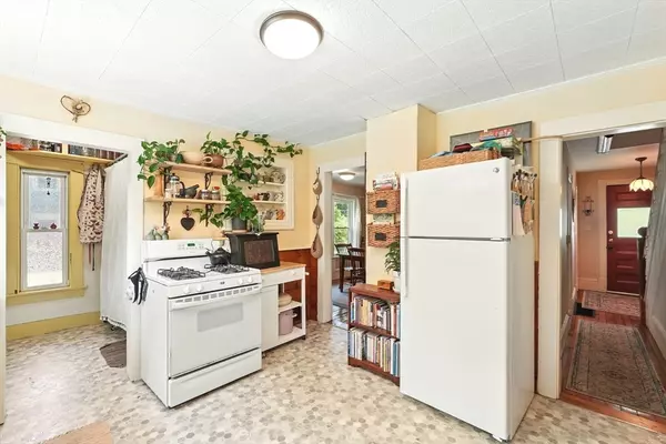 Greenfield, MA 01301,10 Walnut Street