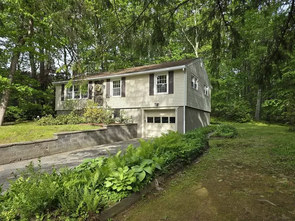 Holden, MA 01520,22 Wild Rose Avenue