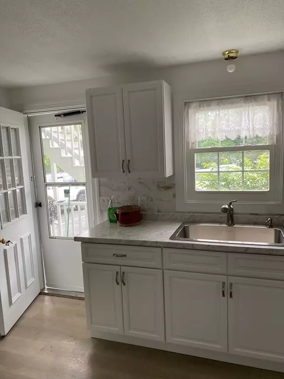 Dudley, MA 01571,11 Chestnut St #2