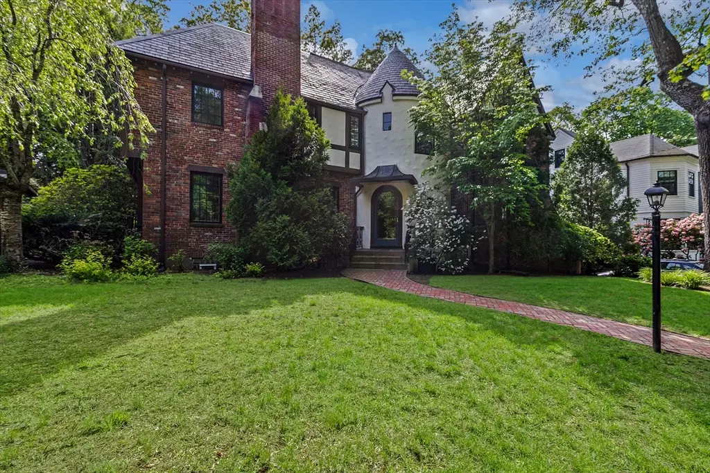 Newton, MA 02468,186 Nehoiden Rd