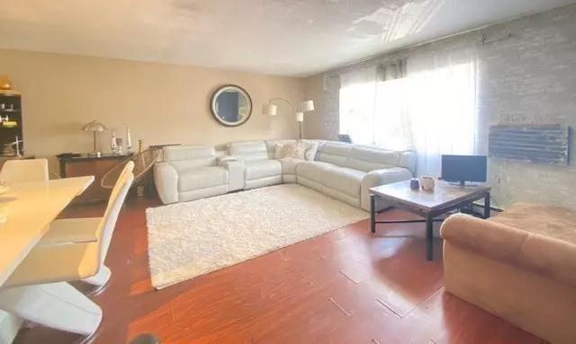 Framingham, MA 01702,7 Weld St. #50