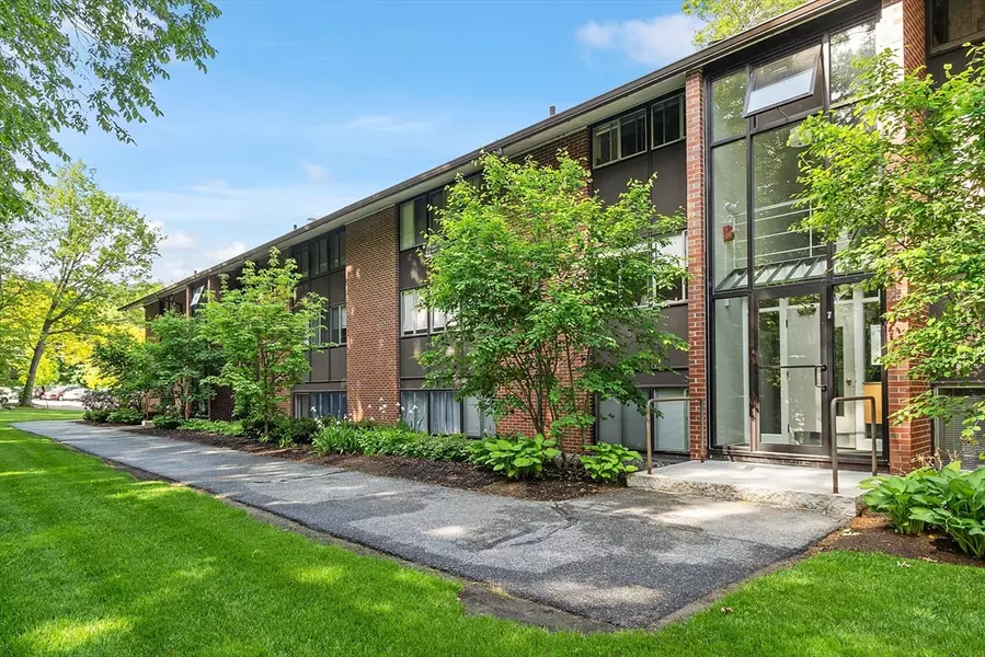 7 Longwood Dr #6, Andover, MA 01810