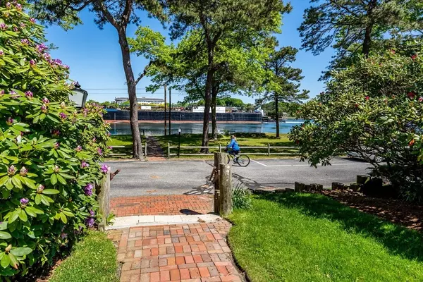 Bourne, MA 02532,17 Ships Way #17