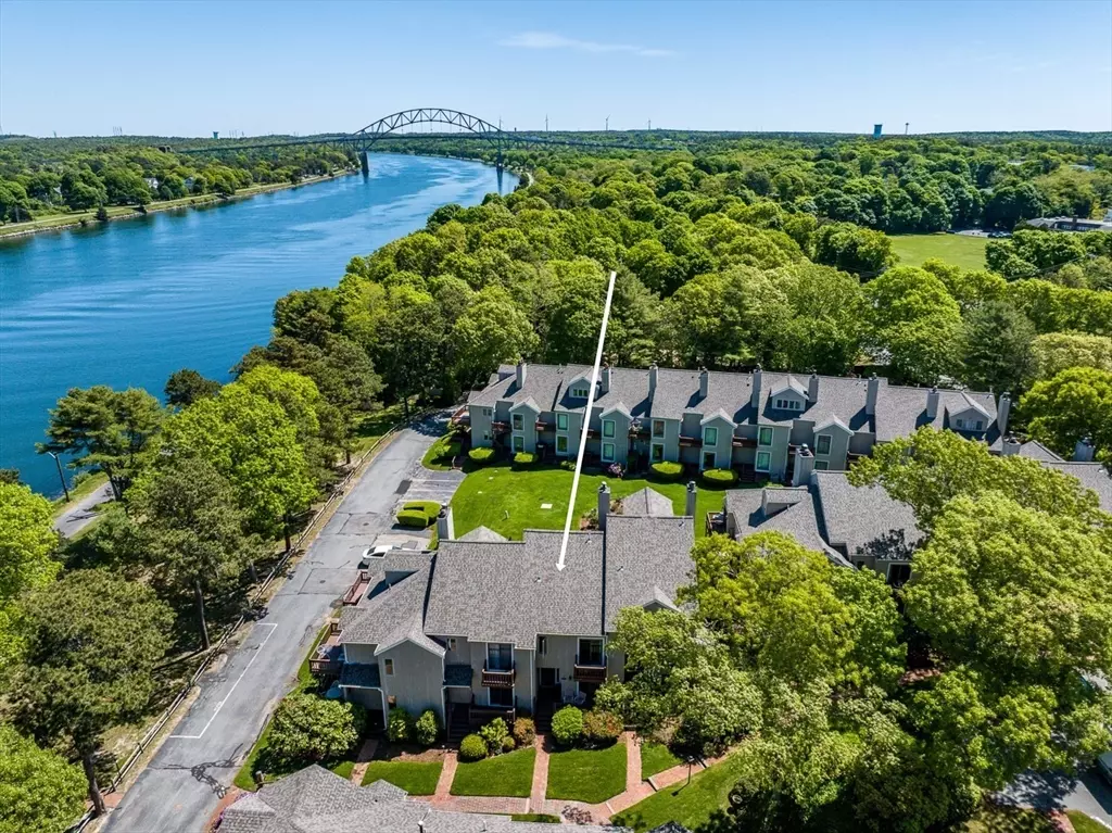 Bourne, MA 02532,17 Ships Way #17