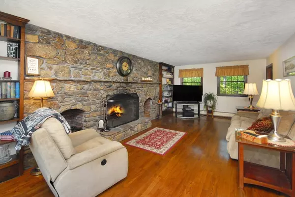 Maynard, MA 01754,7 Country Ln