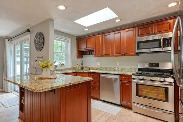 Chelmsford, MA 01824,7 Luan Cir