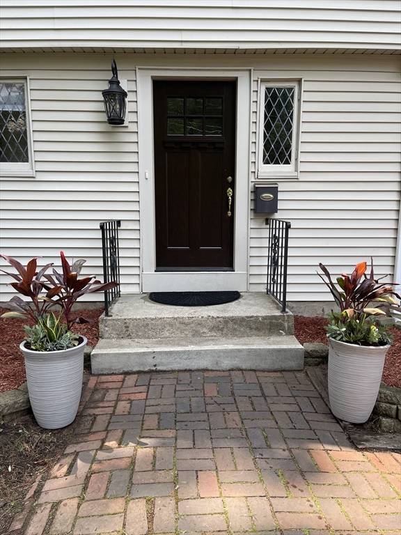 Wellesley, MA 02482,5 Temple Rd