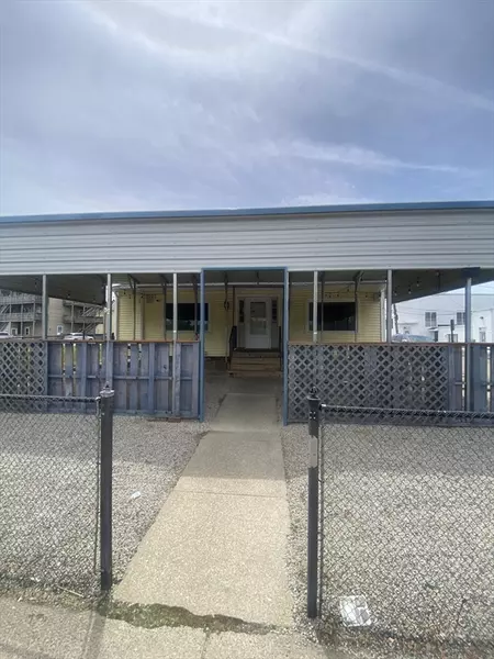 32 Main St, Webster, MA 01570
