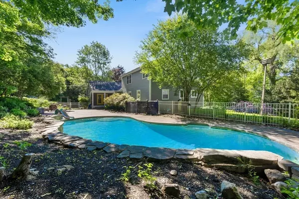 17 Topsfield Rd, Wenham, MA 01984